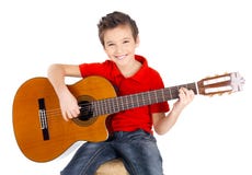 El muchacho feliz está jugando en la guitarra acústica fotografía de archivo El muchacho feliz está jugando en la guitarra acústica fotografía de archivo