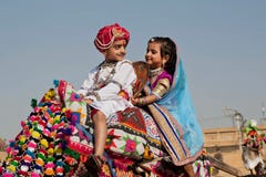El muchacho y la muchacha como una familia real conducen al festival del desierto Fotos de archivo El muchacho y la muchacha como una familia real conducen al festival del desierto Fotos de archivo