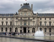 El museo del palacio del Louvre en Par?s, Francia, el 25 de junio de 2013 fotos de archivo libres de regalías El museo del palacio del Louvre en Par?s, Francia, el 25 de junio de 2013 fotos de archivo libres de regalías