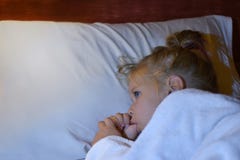 El niño chupa un finger en cama antes de hora de acostarse y durante sueño imagen de archivo libre de regalías El niño chupa un finger en cama antes de hora de acostarse y durante sueño imagen de archivo libre de regalías