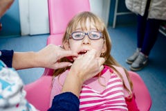 El niño del preescolar está en la oficina del dentista fotografía de archivo libre de regalías El niño del preescolar está en la oficina del dentista fotografía de archivo libre de regalías