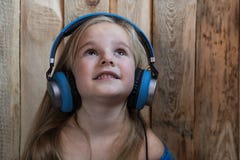 El niño escucha el fondo de madera del niño de la música que escucha la música fotos de archivo libres de regalías El niño escucha el fondo de madera del niño de la música que escucha la música fotos de archivo libres de regalías