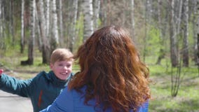 el Niño-hijo corre para encontrar a su madre, la abraza suavemente Familia feliz, padres cariñosos metrajes el Niño-hijo corre para encontrar a su madre, la abraza suavemente Familia feliz, padres cariñosos metrajes