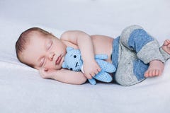 El niño recién nacido está durmiendo, los sueños dulces del pequeño bebé, sueño sano, recién nacido imágenes de archivo libres de regalías El niño recién nacido está durmiendo, los sueños dulces del pequeño bebé, sueño sano, recién nacido imágenes de archivo libres de regalías