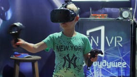 El niño utiliza la exhibición de las VR-auriculares para el juego de la realidad virtual, tecnologías modernas en la acción, indi almacen de metraje de vídeo El niño utiliza la exhibición de las VR-auriculares para el juego de la realidad virtual, tecnologías modernas en la acción, indi almacen de metraje de vídeo