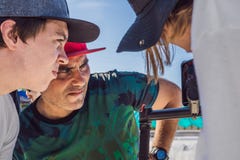 El operador de la cámara, el director de la fotografía y el director discuten el proceso de un lanzamiento video comercial imágenes de archivo libres de regalías El operador de la cámara, el director de la fotografía y el director discuten el proceso de un lanzamiento video comercial imágenes de archivo libres de regalías