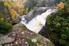 El otoño en la roca ígnea baja en la península superior de Michigan Imagen de archivo libre de regalías El otoño en la roca ígnea baja en la península superior de Michigan Imagen de archivo libre de regalías