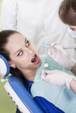El paciente tiene miedo del taladro del dentista imagen de archivo El paciente tiene miedo del taladro del dentista imagen de archivo
