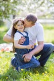 el padre abraza a su pequeña hija imagenes de archivo el padre abraza a su pequeña hija imagenes de archivo