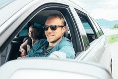 El padre y el hijo miran hacia fuera de la ventanilla del coche imagen de archivo libre de regalías El padre y el hijo miran hacia fuera de la ventanilla del coche imagen de archivo libre de regalías