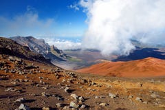 El paisaje imponente del cráter del volcán de Haleakala tomado de las arenas de desplazamiento se arrastra Se llenan siempre de l Imagen de archivo libre de regalías El paisaje imponente del cráter del volcán de Haleakala tomado de las arenas de desplazamiento se arrastra Se llenan siempre de l Imagen de archivo libre de regalías