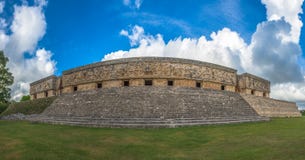 El palacio del ` s del gobernador en una ciudad antigua del maya de Uxmal, Yucatán foto de archivo libre de regalías El palacio del ` s del gobernador en una ciudad antigua del maya de Uxmal, Yucatán foto de archivo libre de regalías