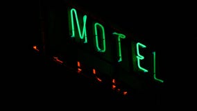 El panel de la publicidad del motel con la iluminación de neón roja y verde de las letras fotografía de archivo El panel de la publicidad del motel con la iluminación de neón roja y verde de las letras fotografía de archivo