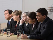 El panel de los trabajadores que conducen una entrevista de trabajo imagen de archivo El panel de los trabajadores que conducen una entrevista de trabajo imagen de archivo