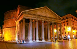 El panteón en Roma - señal famosa en el distrito histórico imágenes de archivo libres de regalías El panteón en Roma - señal famosa en el distrito histórico imágenes de archivo libres de regalías