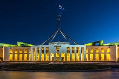 El parlamento contiene iluminado en la noche, Canberra, Australia imagen de archivo libre de regalías El parlamento contiene iluminado en la noche, Canberra, Australia imagen de archivo libre de regalías