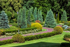 El parque con diseño del paisaje y la trayectoria que camina fotografía de archivo libre de regalías El parque con diseño del paisaje y la trayectoria que camina fotografía de archivo libre de regalías