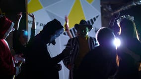 El partido de Halloween, disco, gente joven está bailando, todo el mundo se viste en los trajes asustadizos para Halloween En el almacen de video El partido de Halloween, disco, gente joven está bailando, todo el mundo se viste en los trajes asustadizos para Halloween En el almacen de video
