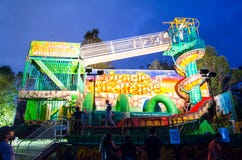 El paseo del paseo del carnaval del desafío de la selva se llena de las diapositivas extremas, del castillo de salto y de desafío imagenes de archivo El paseo del paseo del carnaval del desafío de la selva se llena de las diapositivas extremas, del castillo de salto y de desafío imagenes de archivo