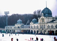 El patinar sobre hielo en Budapest fotografía de archivo libre de regalías El patinar sobre hielo en Budapest fotografía de archivo libre de regalías