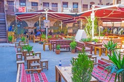 El patio acogedor con los restaurantes, Antalya Fotografía de archivo El patio acogedor con los restaurantes, Antalya Fotografía de archivo