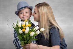 El pequeño hijo da a su madre querida un ramo de tulipanes hermosos Primavera, concepto de vacaciones de familia Ramo de primer d imagen de archivo libre de regalías El pequeño hijo da a su madre querida un ramo de tulipanes hermosos Primavera, concepto de vacaciones de familia Ramo de primer d imagen de archivo libre de regalías