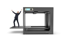 El pequeño hombre de negocios con las manos aumentó en la victoria que se colocaba en la cama de impresión sacada de 3D-printer ilustración del vector El pequeño hombre de negocios con las manos aumentó en la victoria que se colocaba en la cama de impresión sacada de 3D-printer ilustración del vector