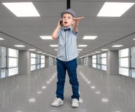 El pequeño jefe habla en su teléfono móvil Conversación emocional Una gran oferta en la alameda ilustración del vector El pequeño jefe habla en su teléfono móvil Conversación emocional Una gran oferta en la alameda ilustración del vector