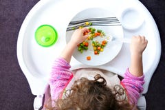 El pequeño niño del niño come verduras fotografía de archivo libre de regalías El pequeño niño del niño come verduras fotografía de archivo libre de regalías