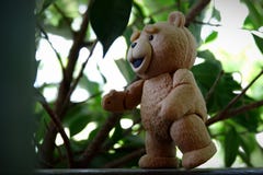 El pequeño oso va a encontrar las hojas fotografía de archivo libre de regalías El pequeño oso va a encontrar las hojas fotografía de archivo libre de regalías