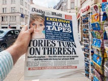 El periódico de Daily Mail sobre las cintas del seret de princesa Diana y allí es imagenes de archivo El periódico de Daily Mail sobre las cintas del seret de princesa Diana y allí es imagenes de archivo