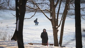 El pescador coge un pescado en la pesca del hielo almacen de metraje de vídeo El pescador coge un pescado en la pesca del hielo almacen de metraje de vídeo