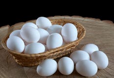 El pollo eggs en una cesta en un fondo de madera imágenes de archivo libres de regalías El pollo eggs en una cesta en un fondo de madera imágenes de archivo libres de regalías