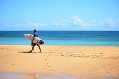 El practicar surf en la playa del peñasco en las islas Panamá de Toro del de Bocas fotografía de archivo El practicar surf en la playa del peñasco en las islas Panamá de Toro del de Bocas fotografía de archivo