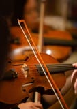 El primer de la mano del músico está tocando un violín en una orquesta fotografía de archivo El primer de la mano del músico está tocando un violín en una orquesta fotografía de archivo