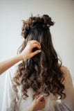 El primer de manos femeninas del peluquero o del coiffeur hace el peinado imágenes de archivo libres de regalías El primer de manos femeninas del peluquero o del coiffeur hace el peinado imágenes de archivo libres de regalías