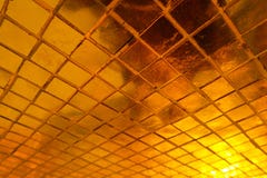 El primer hermoso texturiza las tejas y el fondo de la pared de vidrio del color oro y el papel pintado abstractos del arte foto de archivo libre de regalías El primer hermoso texturiza las tejas y el fondo de la pared de vidrio del color oro y el papel pintado abstractos del arte foto de archivo libre de regalías