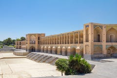El puente de Khajoo, en Isfahán, Irán, tomado durante una tarde caliente del verano, con el río de Zayadeh se secó fotos de archivo libres de regalías El puente de Khajoo, en Isfahán, Irán, tomado durante una tarde caliente del verano, con el río de Zayadeh se secó fotos de archivo libres de regalías