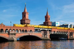 El puente de Oberbaum en Berlín, Alemania foto de archivo libre de regalías El puente de Oberbaum en Berlín, Alemania foto de archivo libre de regalías