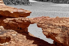 El puente de piedra formó por la erosión, con el fondo enajenado blanco y negro y el efecto abstracto, en la reserva de naturalez Fotos de archivo El puente de piedra formó por la erosión, con el fondo enajenado blanco y negro y el efecto abstracto, en la reserva de naturalez Fotos de archivo