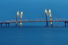 El puente del camino de la carretera del círculo sobre el río de Neva cerca de la boca de ella sobre la hora azul después de la p fotos de archivo libres de regalías El puente del camino de la carretera del círculo sobre el río de Neva cerca de la boca de ella sobre la hora azul después de la p fotos de archivo libres de regalías