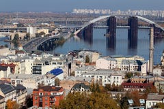 El puente Hermosa vista en Podol, Kiev ucrania foto de archivo El puente Hermosa vista en Podol, Kiev ucrania foto de archivo