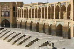 El puente histórico de Khaju sobre el río de Zayandeh en Isfahán, imagen de archivo libre de regalías El puente histórico de Khaju sobre el río de Zayandeh en Isfahán, imagen de archivo libre de regalías