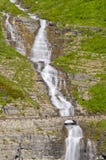 El puente sobre la mujer del pájaro cae en Parque Nacional Glacier Foto de archivo El puente sobre la mujer del pájaro cae en Parque Nacional Glacier Foto de archivo