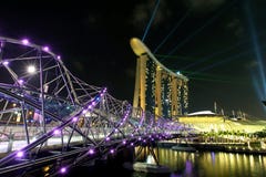 El puente y Marina Bay Sands de la hélice en Singapur imagenes de archivo El puente y Marina Bay Sands de la hélice en Singapur imagenes de archivo