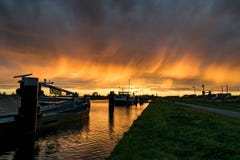 El puerto del Gouda, Holanda con una puesta del sol colorida fotografía de archivo libre de regalías El puerto del Gouda, Holanda con una puesta del sol colorida fotografía de archivo libre de regalías