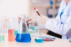 El qu?mico de sexo femenino joven que trabaja en el laboratorio fotos de archivo libres de regalías El qu?mico de sexo femenino joven que trabaja en el laboratorio fotos de archivo libres de regalías
