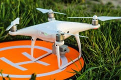 El quadcopter se sienta en el cojín de aterrizaje imagenes de archivo El quadcopter se sienta en el cojín de aterrizaje imagenes de archivo