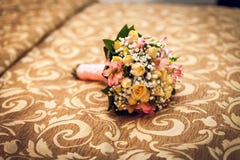 El ramo de la novia hermosa en la cama Flores para la boda Noche de boda fotografía de archivo libre de regalías El ramo de la novia hermosa en la cama Flores para la boda Noche de boda fotografía de archivo libre de regalías