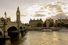 El reloj famoso Big Ben de la torre en Londres, Reino Unido, durante puesta del sol encima rive imagenes de archivo El reloj famoso Big Ben de la torre en Londres, Reino Unido, durante puesta del sol encima rive imagenes de archivo